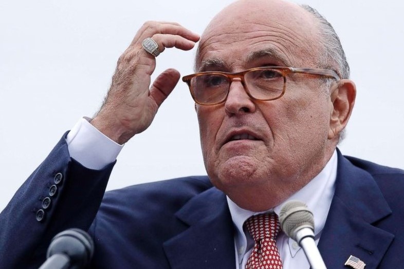 Nha rieng luat su than tin cua ong Trump bi kham xet hinh anh