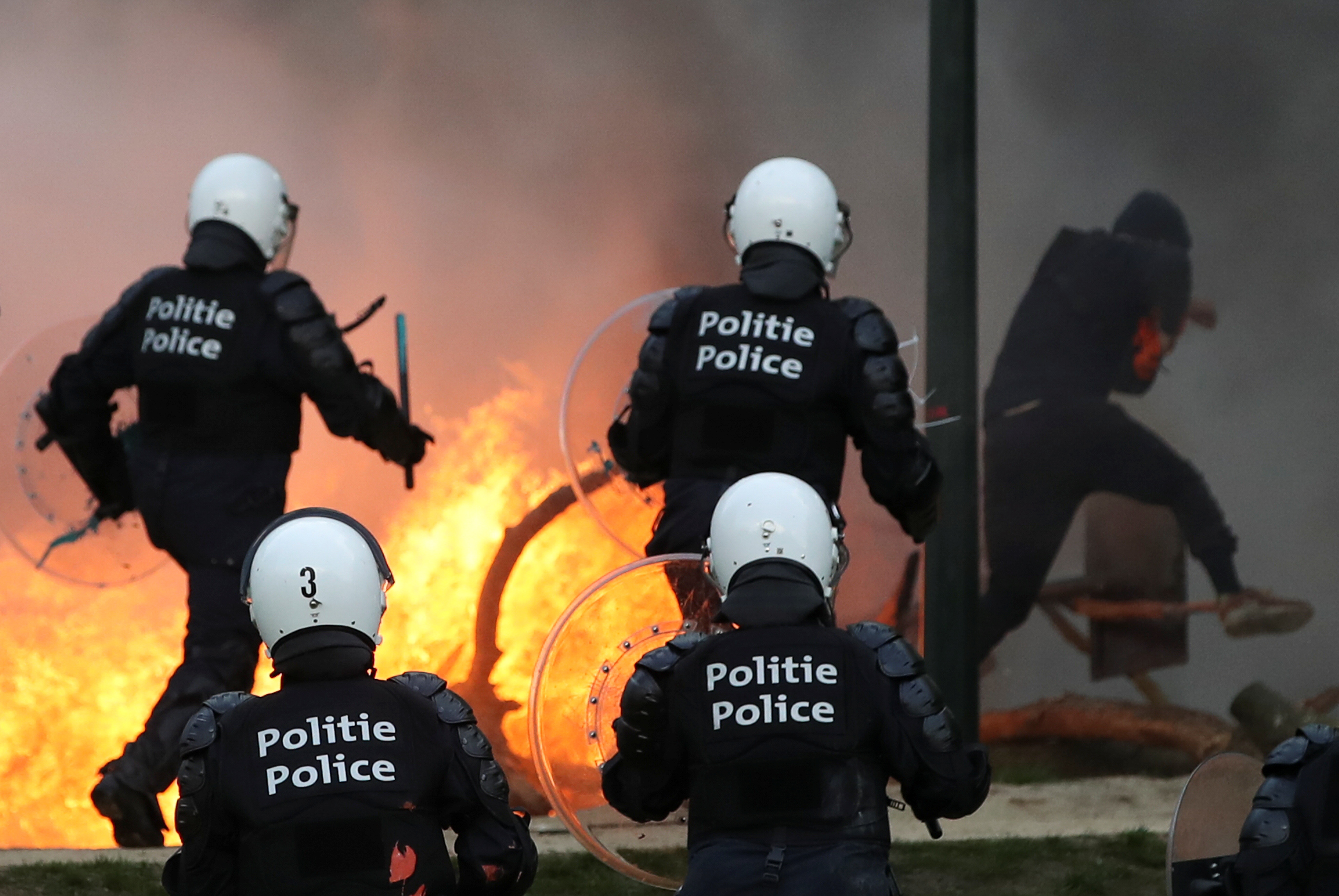 mo tiec phan doi phong toa anh 6