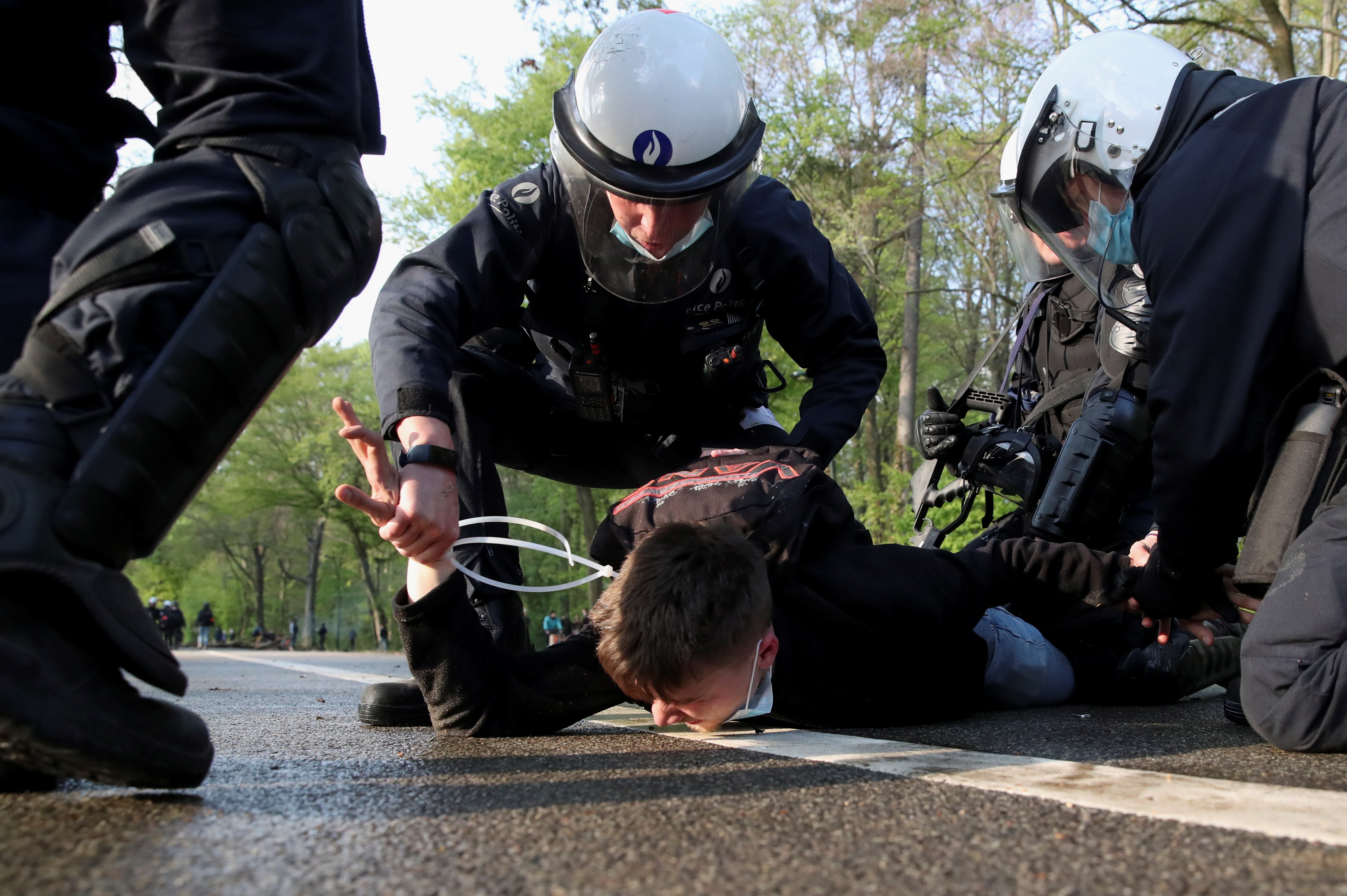 mo tiec phan doi phong toa anh 9