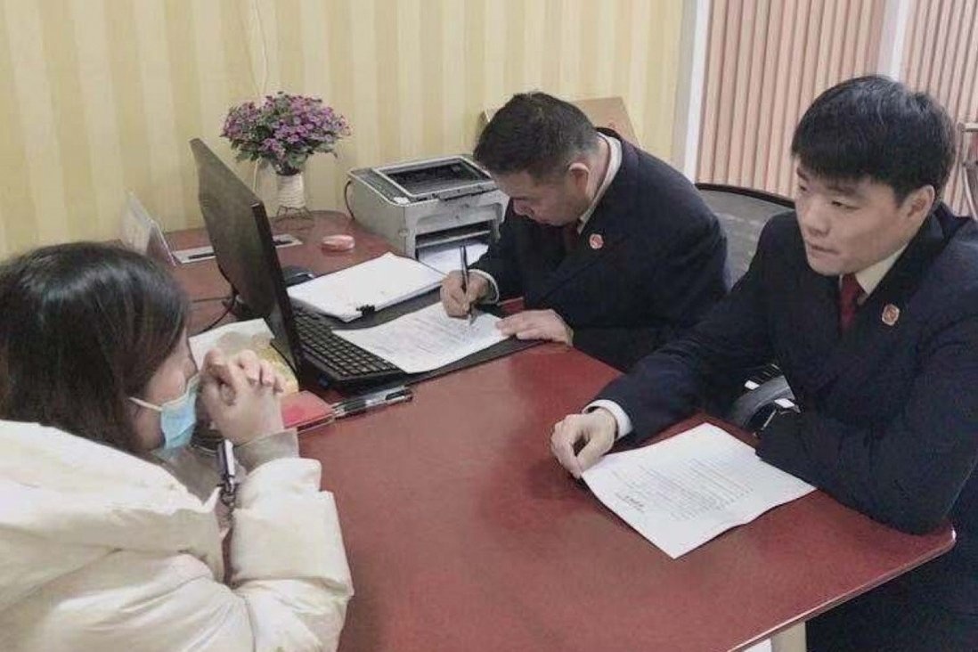 Nguoi phu nu Trung Quoc sinh con 5 lan de tron an tu suot 10 nam hinh anh