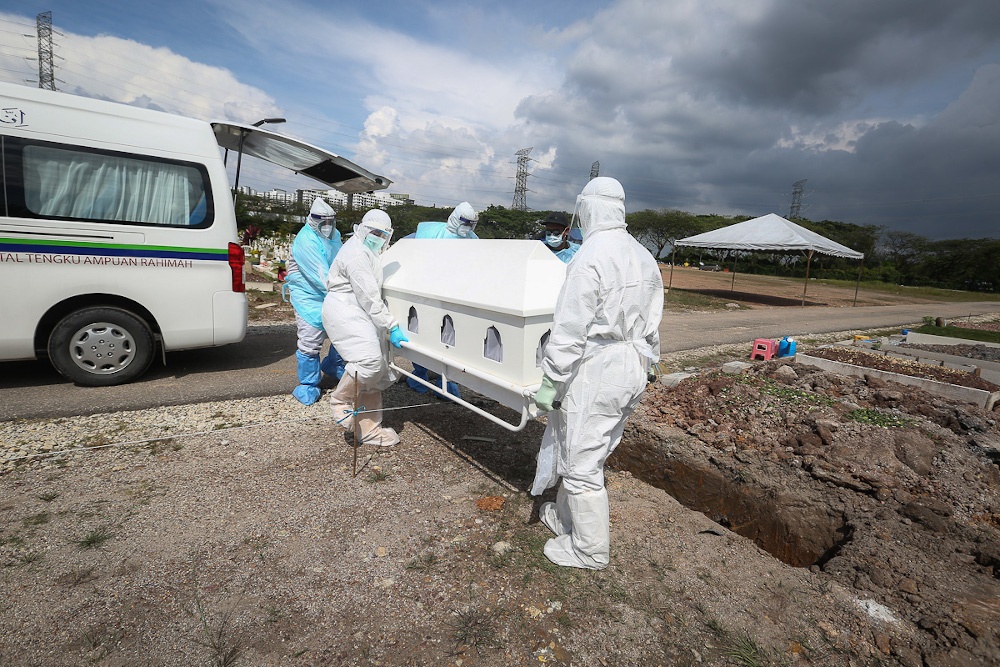 So nguoi chet vi Covid-19 o Malaysia tang ky luc hinh anh