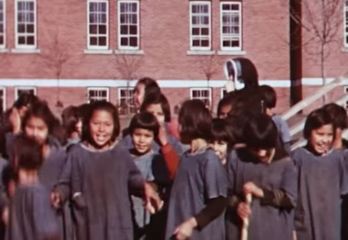 Canada phat hien 215 hai cot tre em tai truong noi tru cu hinh anh