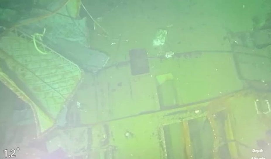 Indonesia thoi truc vot tau ngam bi chim hinh anh