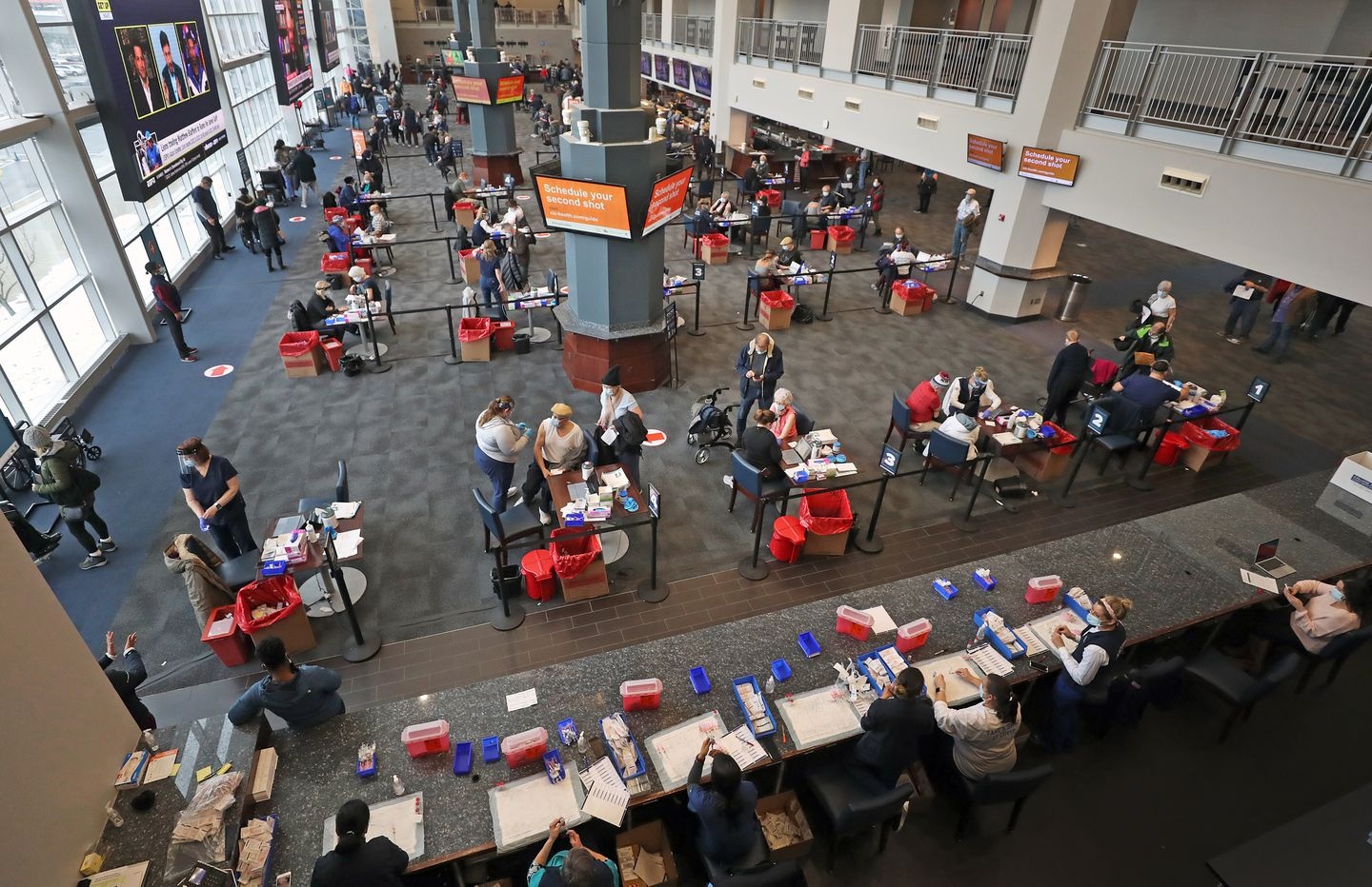 tiem chung covid-19 my anh 1