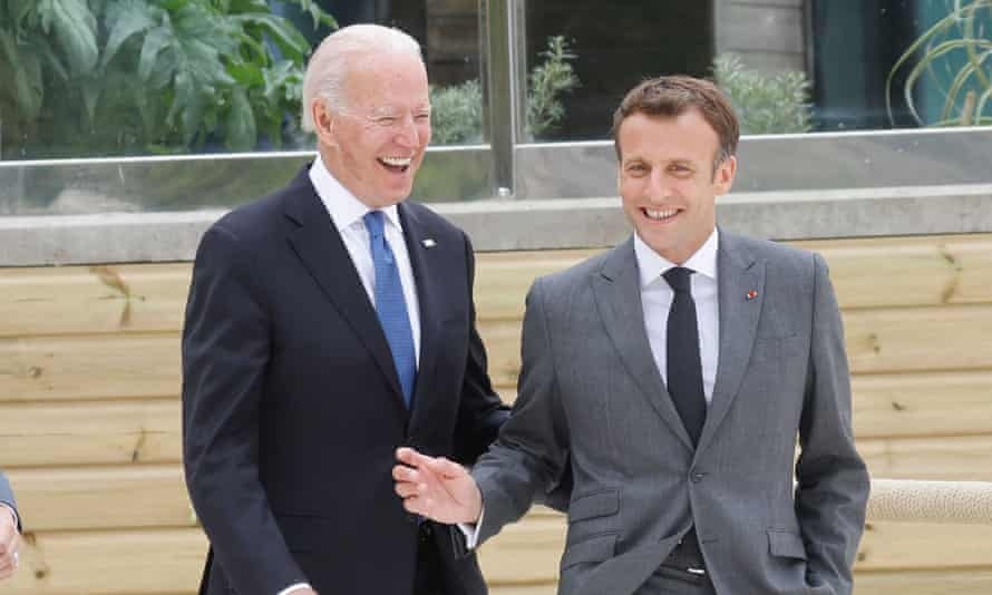 Khoanh khac hai ong Biden va Macron lam thu tuong Anh boi roi hinh anh