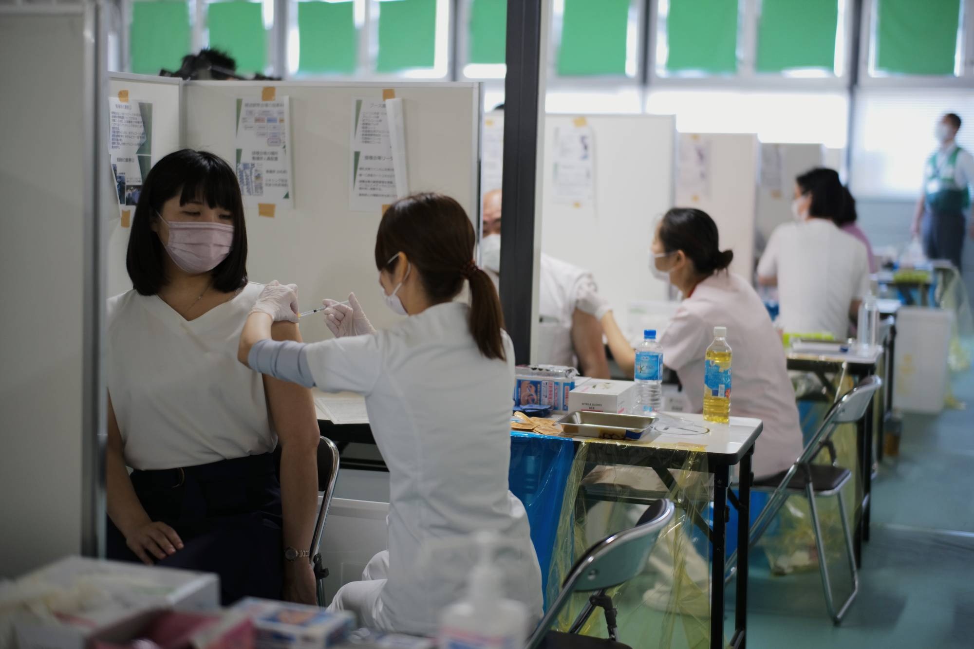 tiem chung covid-19 anh 2