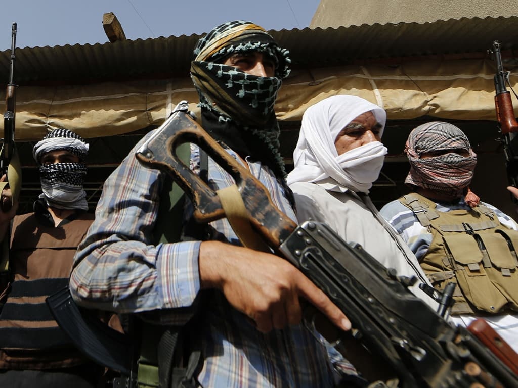 Taliban chiem doan bien gioi quan trong, quan Afghanistan thao chay hinh anh