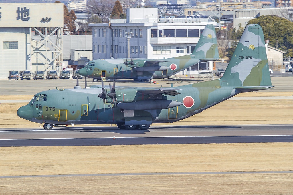 Nhat Ban - Philippines lan dau tap tran khong quan chung hinh anh