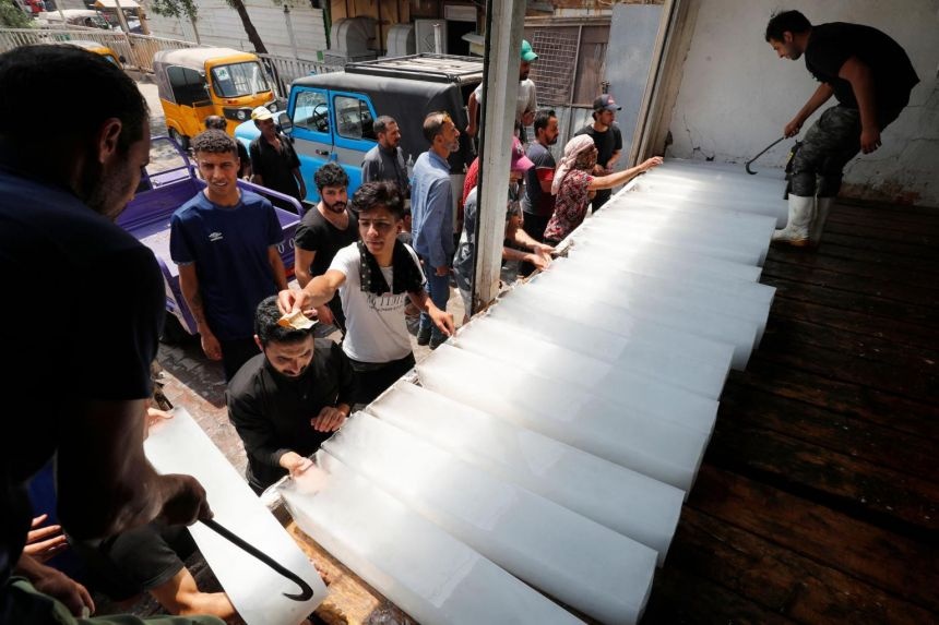 Dan Iraq cho tre con vao tu lanh anh 2