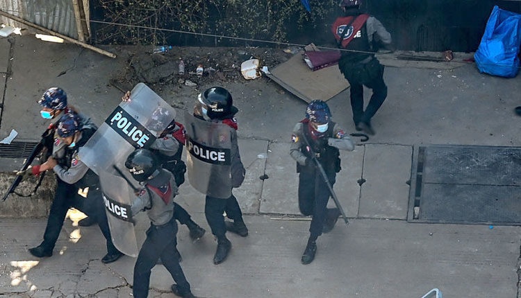 My trung phat hang loat quan chuc Myanmar hinh anh