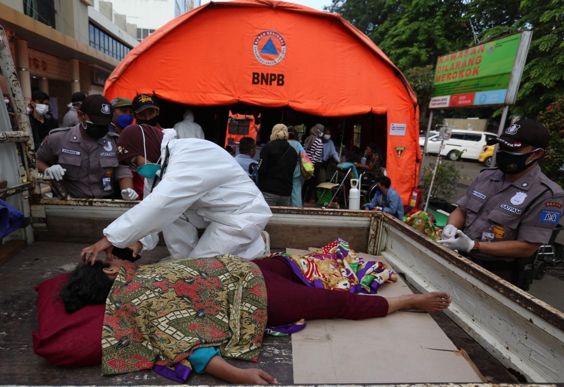 Benh vien o Indonesia vo tran, gan 270 benh nhan Covid-19 chet tai nha hinh anh