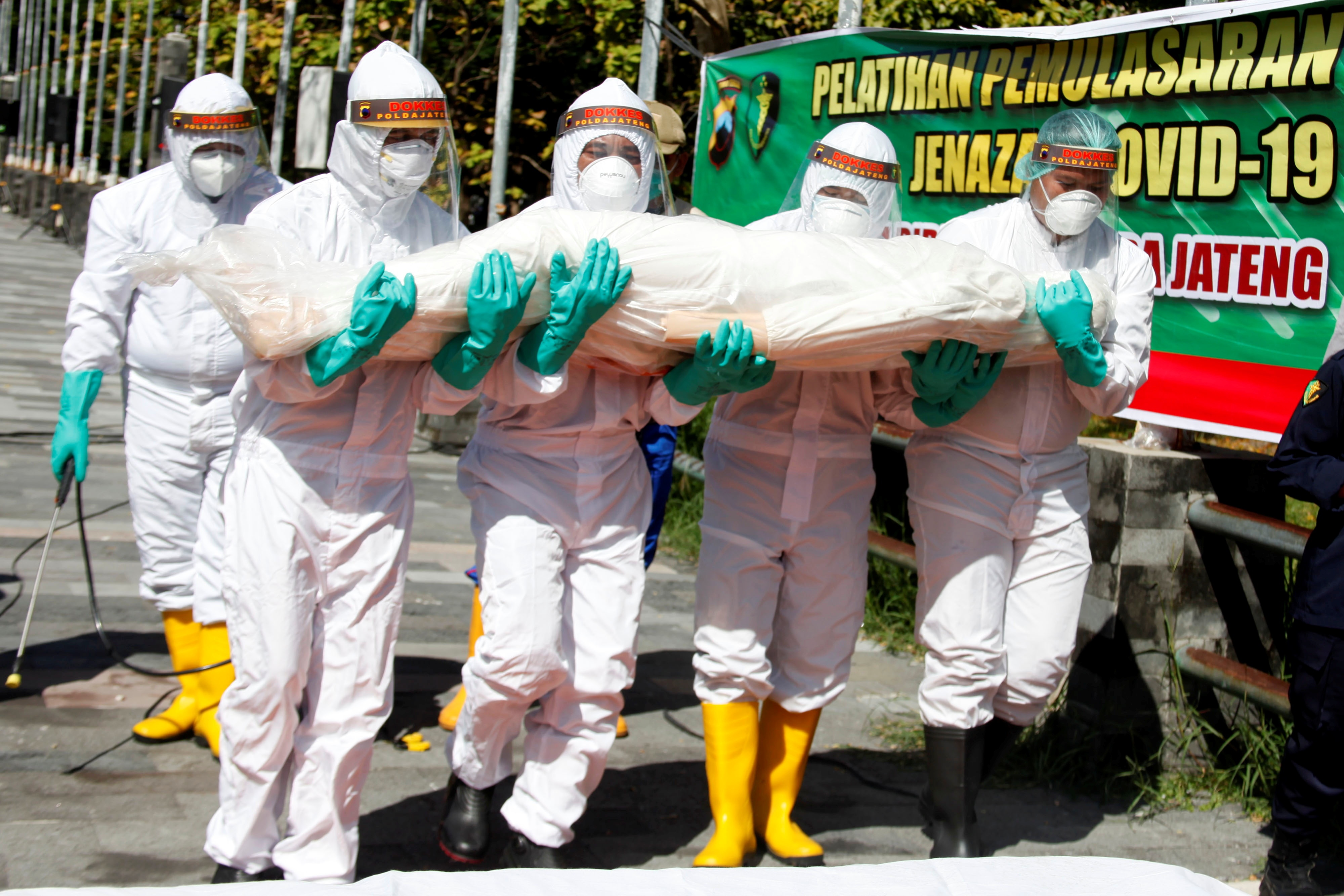 So nguoi tu vong vi Covid-19 o Indonesia lan dau vuot 1.000 hinh anh