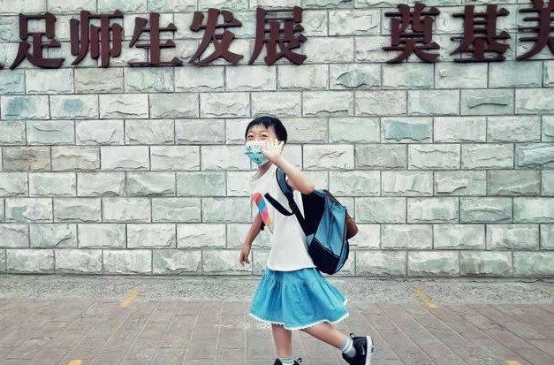 Cau be mac vay thoi bung cuoc tranh luan ve nam tinh o Trung Quoc hinh anh