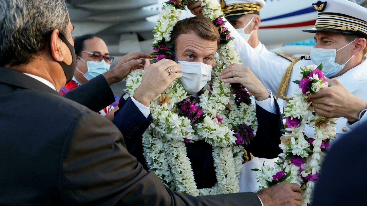 Tong thong Macron 'boi' trong hoa khi toi tham Polynesia hinh anh