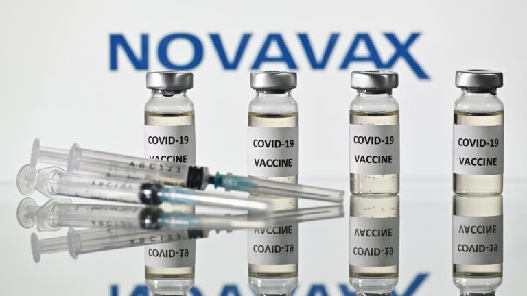 Vaccine Novavax con chua duoc cap phep, EU dat mua 200 trieu lieu hinh anh