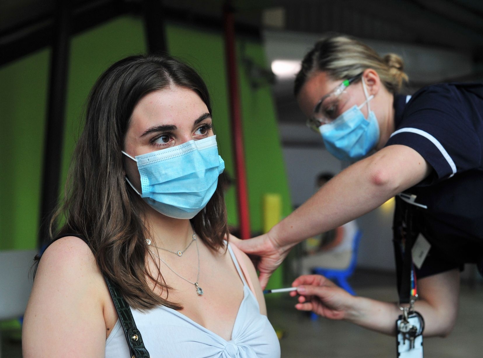 Anh dat cot moc hon 75% nguoi truong thanh tiem vaccine Covid-19 hinh anh