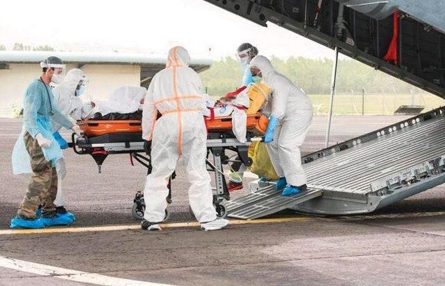 Dao 376.000 dan cua Phap bi phong toa, du khach duoc yeu cau roi di hinh anh