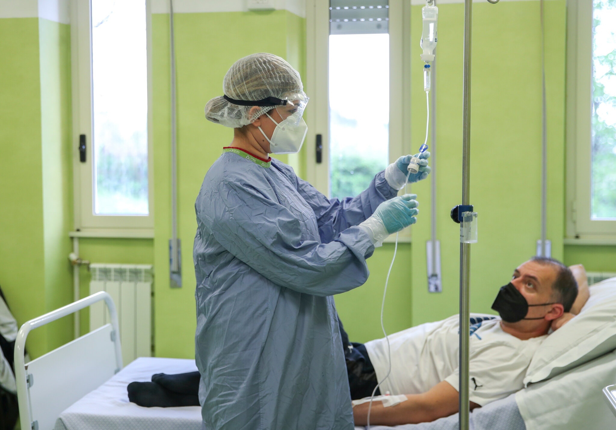 Don dat hang khang the don dong dieu tri Covid-19 o My tang 1.200% hinh anh