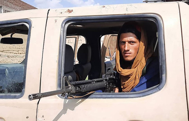 Nha bao Afghanistan cam thay bi phan boi khi Kabul that thu hinh anh