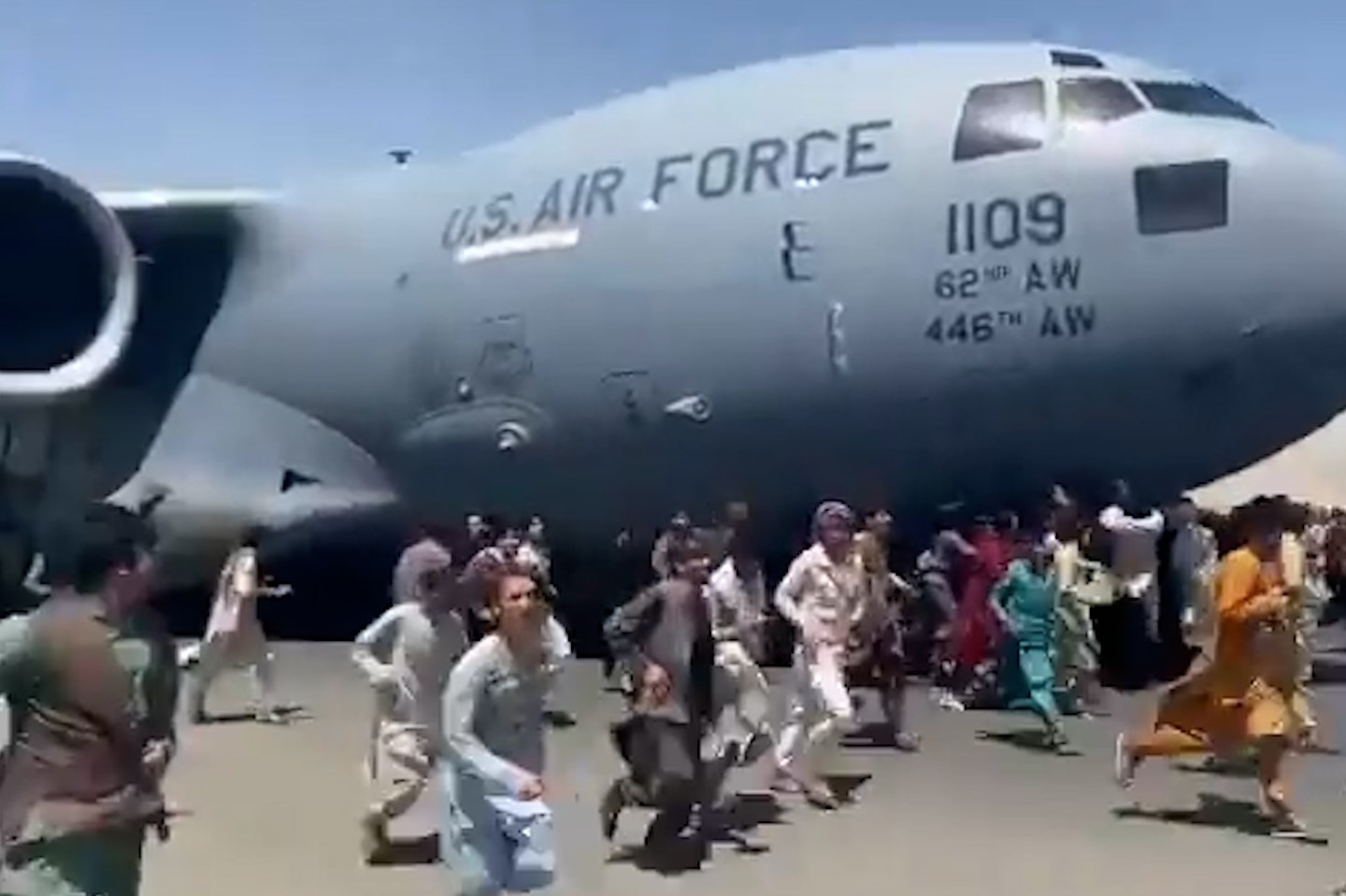 Lau Nam Goc: Nhieu nguoi chet khi bam vao may bay o Kabul hinh anh