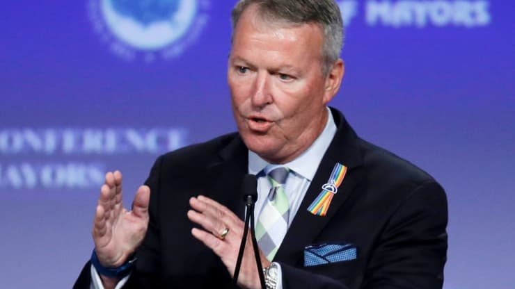 Ca mac Covid-19 tang manh, thanh pho o My giam nuoc sinh hoat cua dan hinh anh