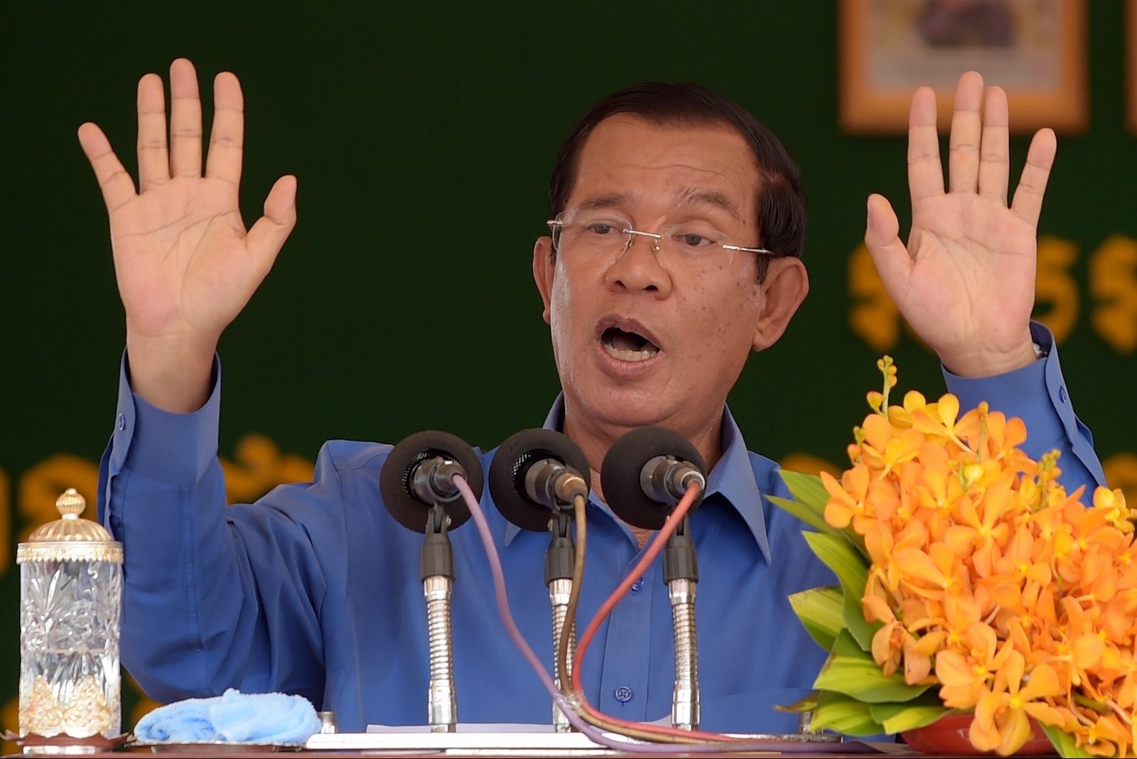 Thu tuong Hun Sen noi gian vi vaccine nam 'dap chieu' trong kho hinh anh