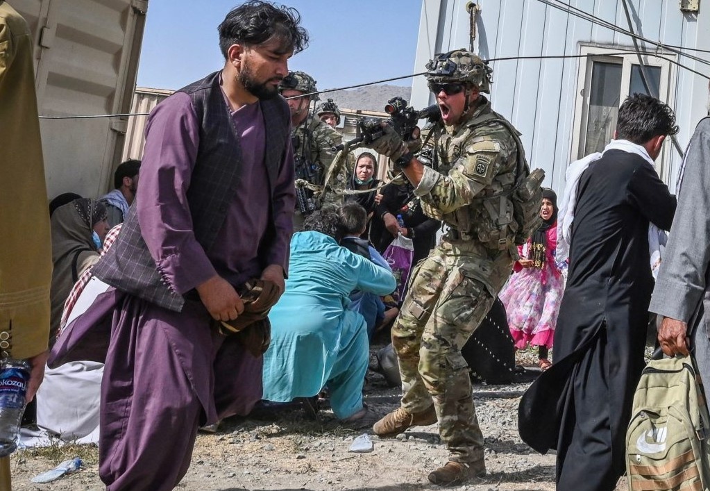 My canh bao cong dan tranh xa san bay Kabul hinh anh