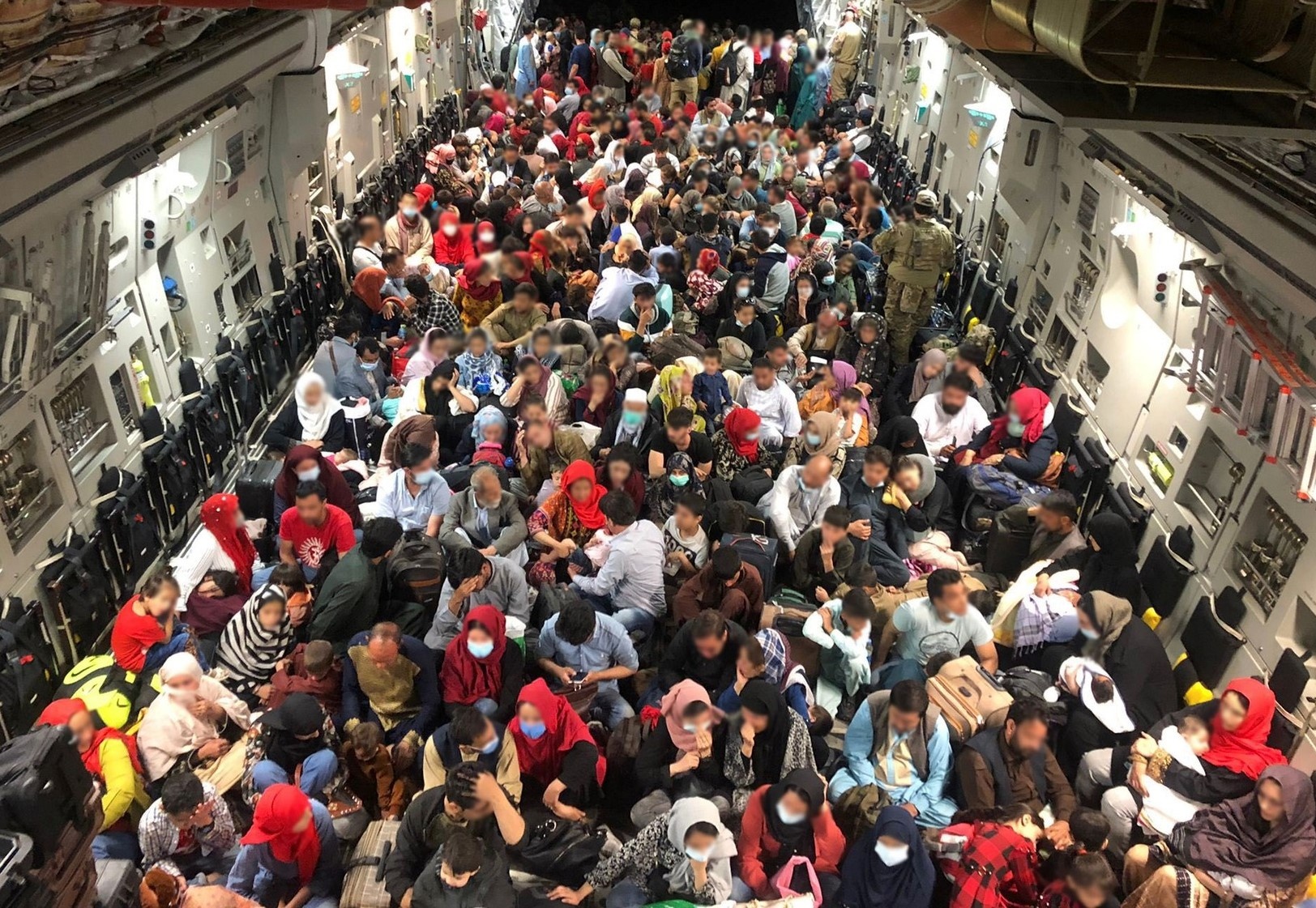 Nhung chuyen bay chat kin nguoi thao chay khoi Kabul hinh anh