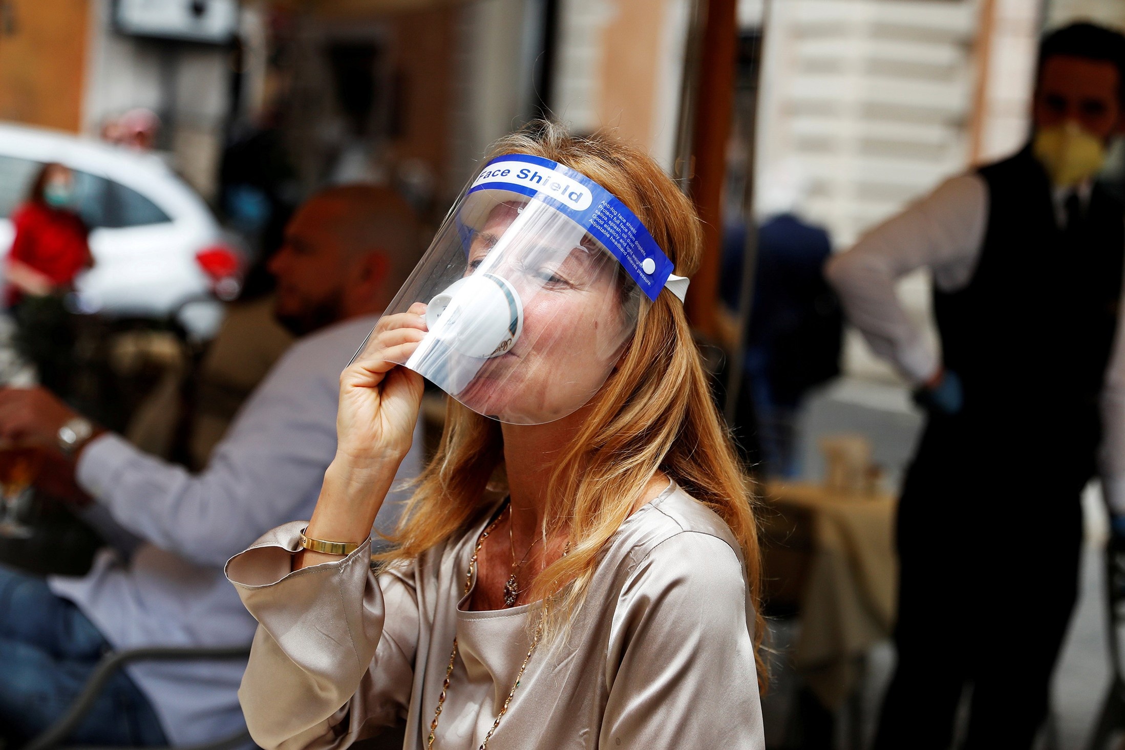 Khong the tan diet virus, chau Au chap nhan chung song voi Covid-19 hinh anh