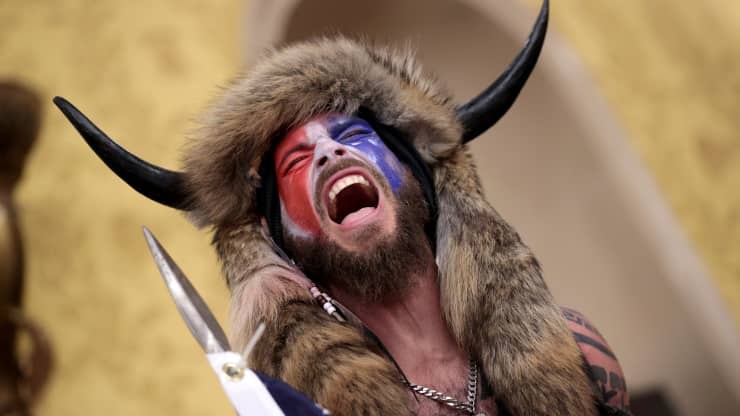 Nguoi deo sung nhan toi gay nao loan o Dien Capitol hinh anh