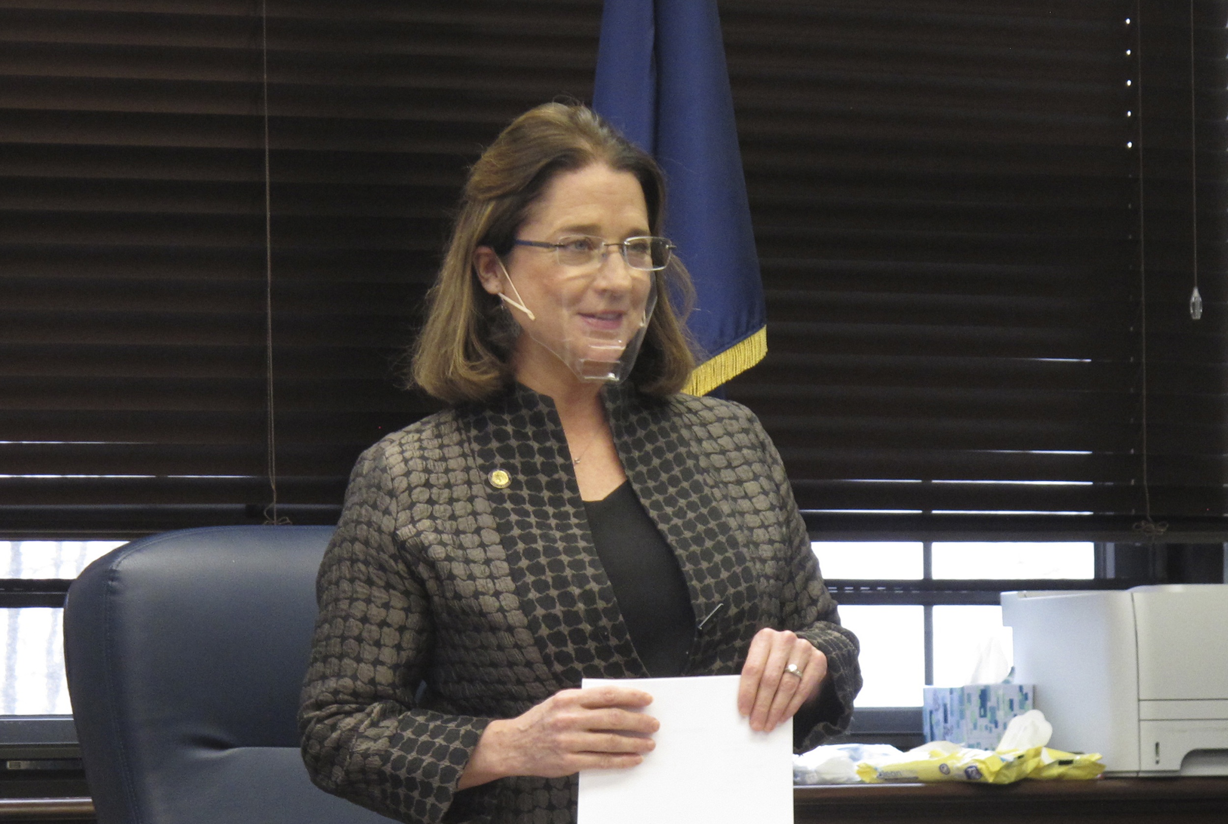 Nghi si My bi cam bay vi khong chiu deo khau trang hinh anh