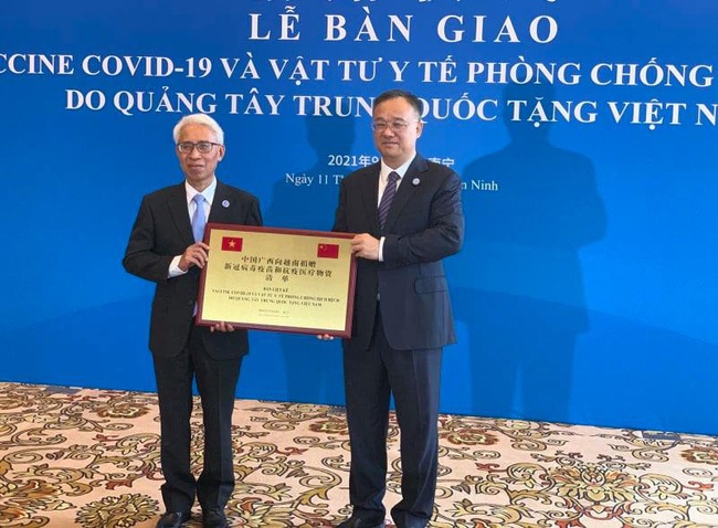 Tinh Quang Tay (TQ) tang Viet Nam 800.000 lieu vaccine Vero Cell hinh anh