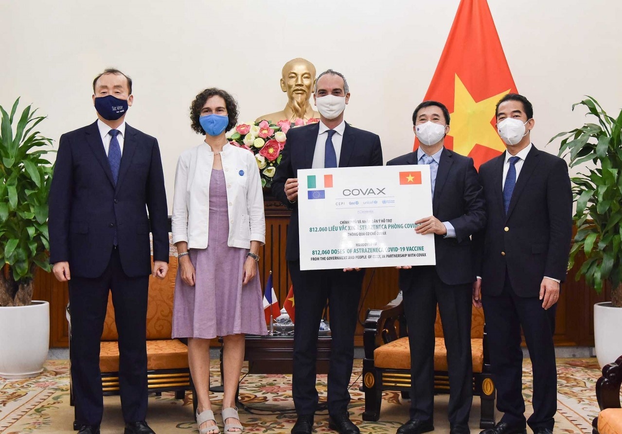 Italy vien tro Viet Nam them hon 1,2 trieu lieu vaccine Covid-19 hinh anh