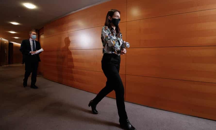 chung song voi dich benh anh 2