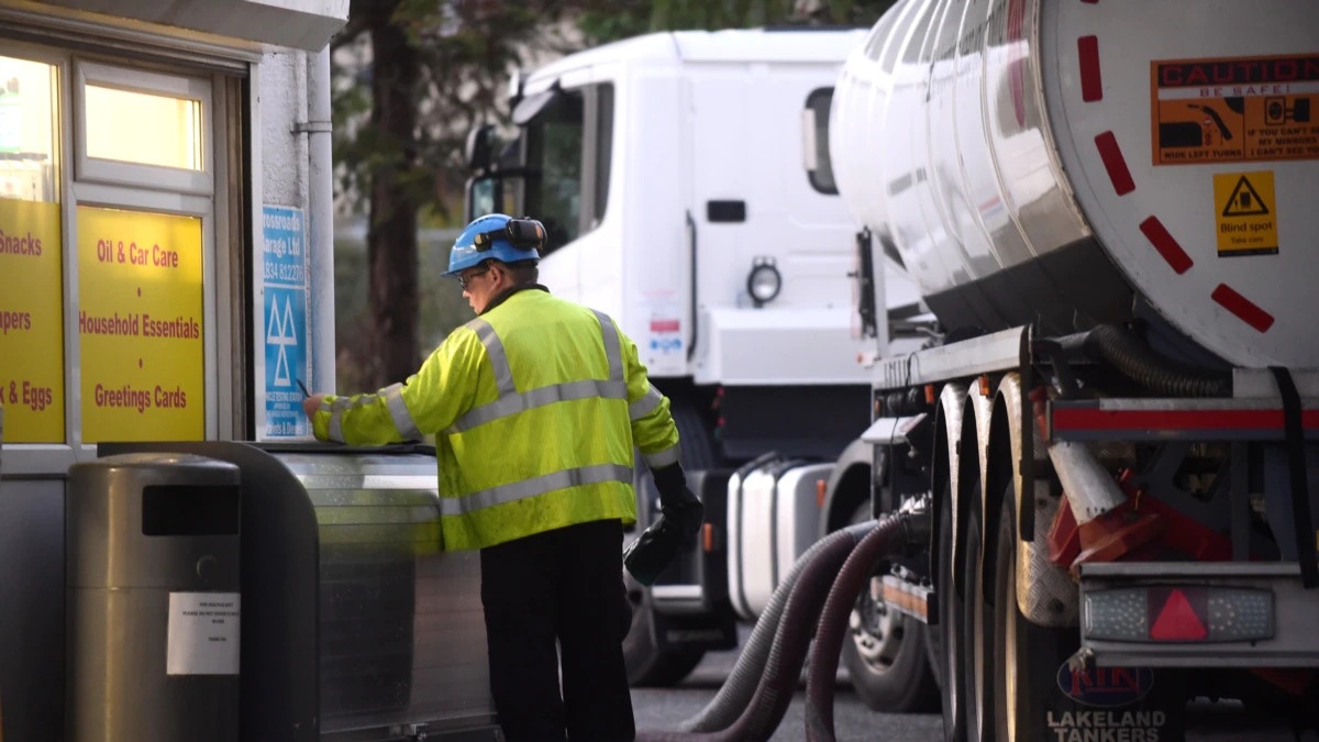 Anh dieu quan doi van chuyen xang dau cho nguoi dan hinh anh