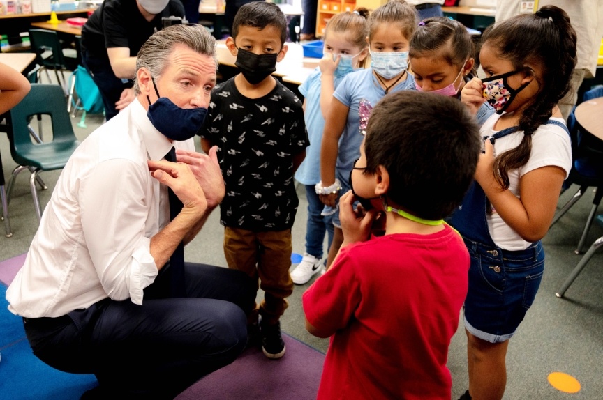 Bang California se bat buoc hoc sinh phai tiem vaccine hinh anh