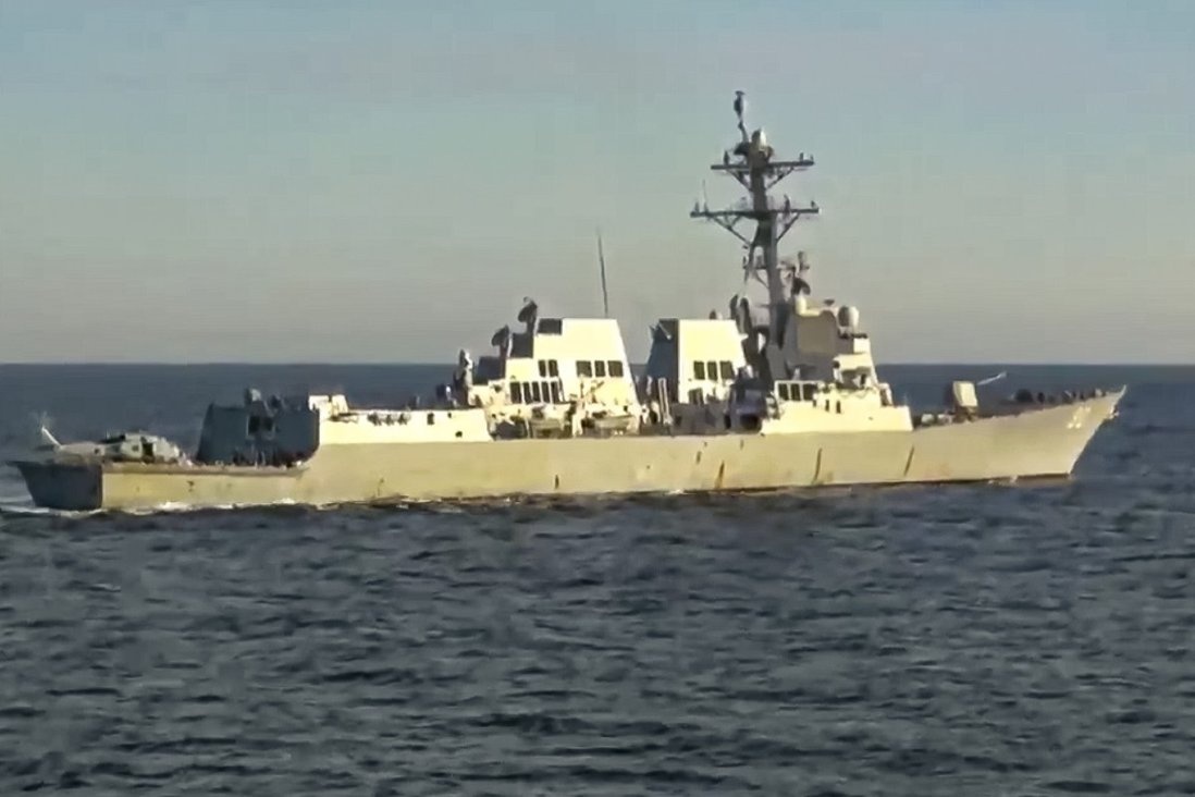 Tau khu truc Nga truy duoi chien ham My hinh anh