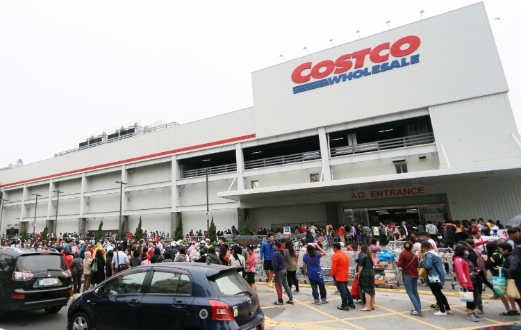 Su buc boi cua dan Trung Quoc pho bay o sieu thi Costco Thuong Hai hinh anh