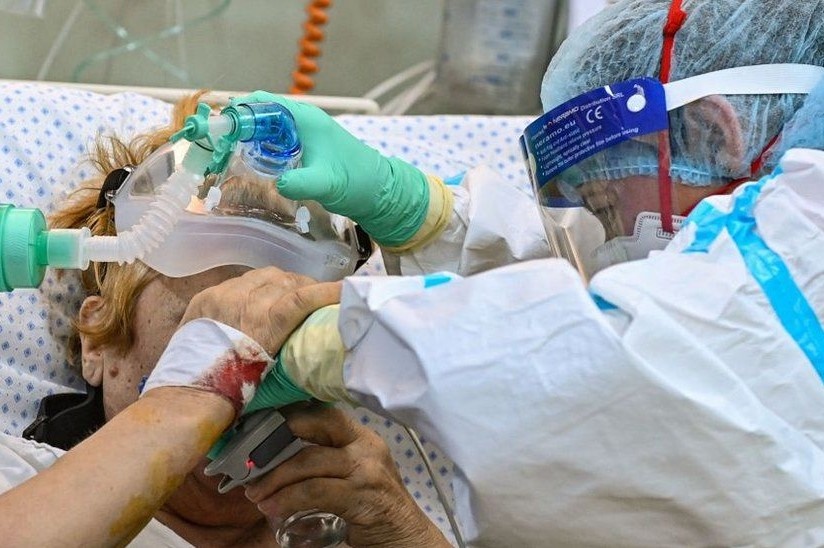 Chau Au co the ghi nhan them 500.000 nguoi chet vi nCoV dau nam 2022 hinh anh