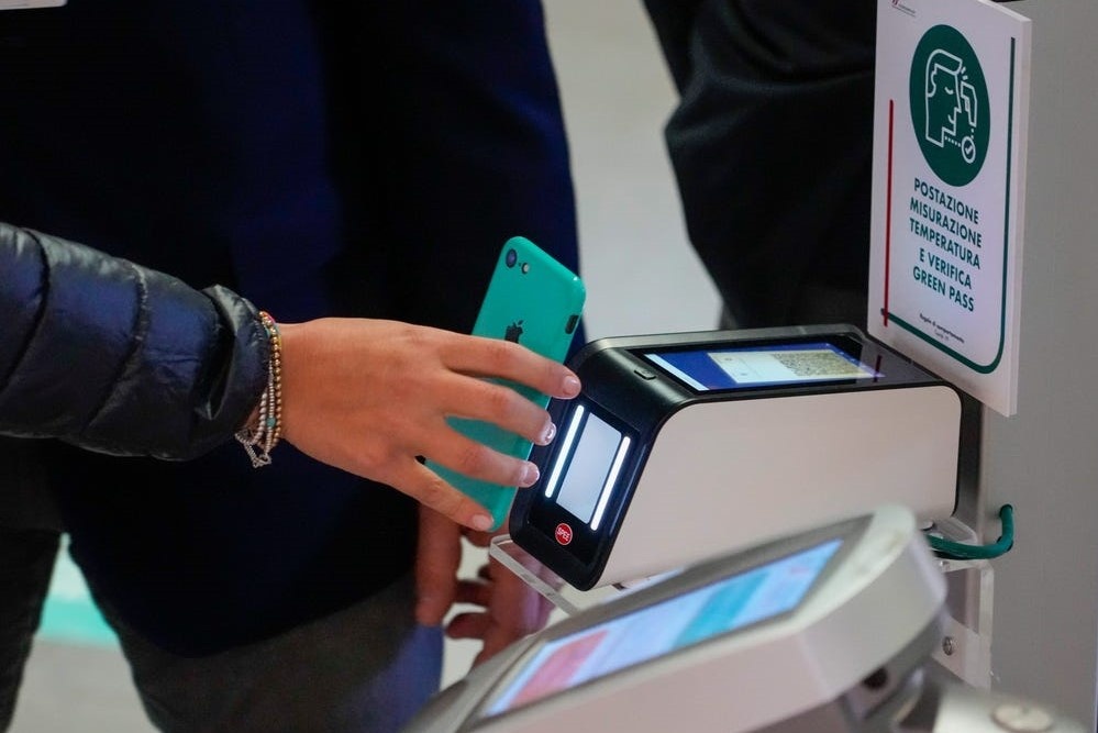 chong vaccine covid-19 anh 2