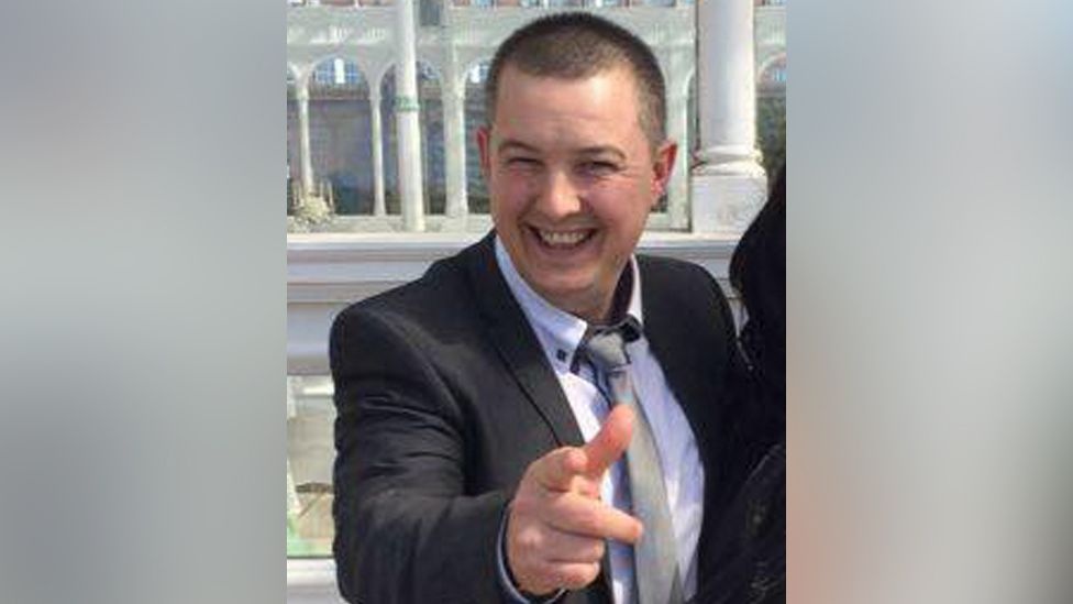 Tai xe taxi nhot nghi pham khung bo trong xe phat no o Anh hinh anh