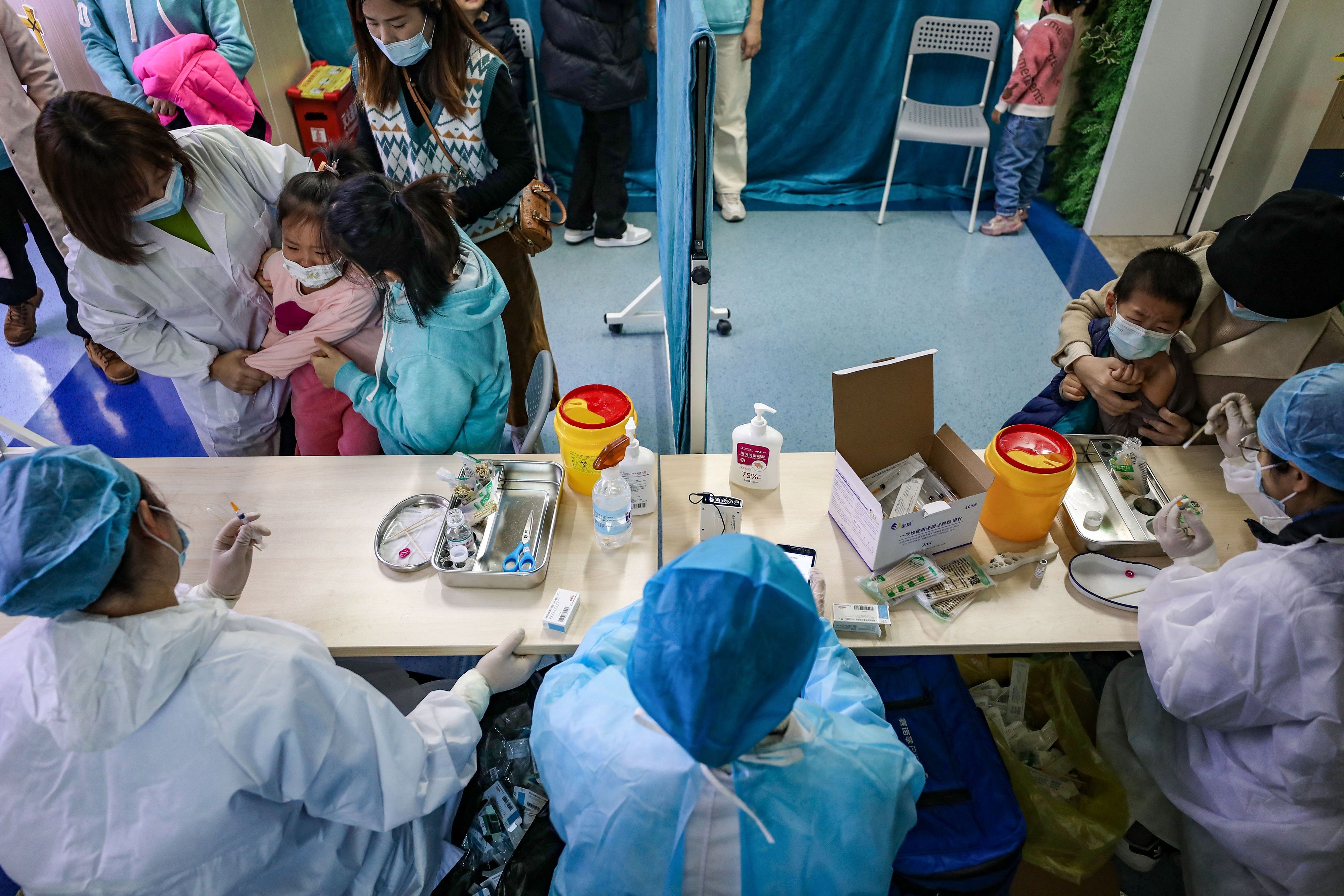 Quan chuc Trung Quoc bao ve chien luoc 'Zero Covid-19' hinh anh