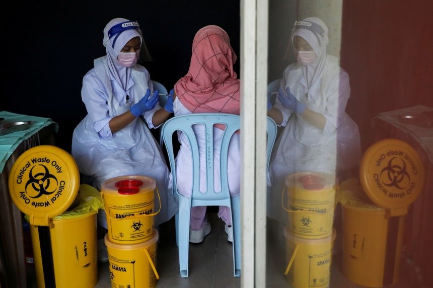 Nhieu ca mac Covid-19 o Malaysia tro nang du da tiem vaccine hinh anh