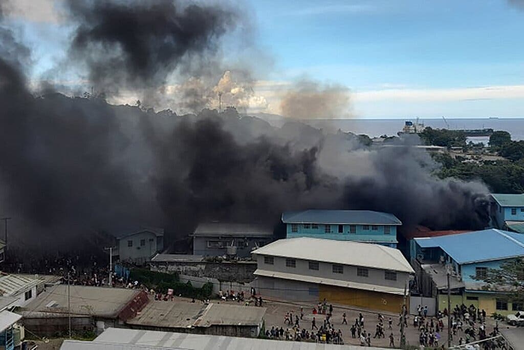 Bieu tinh rung chuyen Solomon, Australia phai gui quan can thiep hinh anh