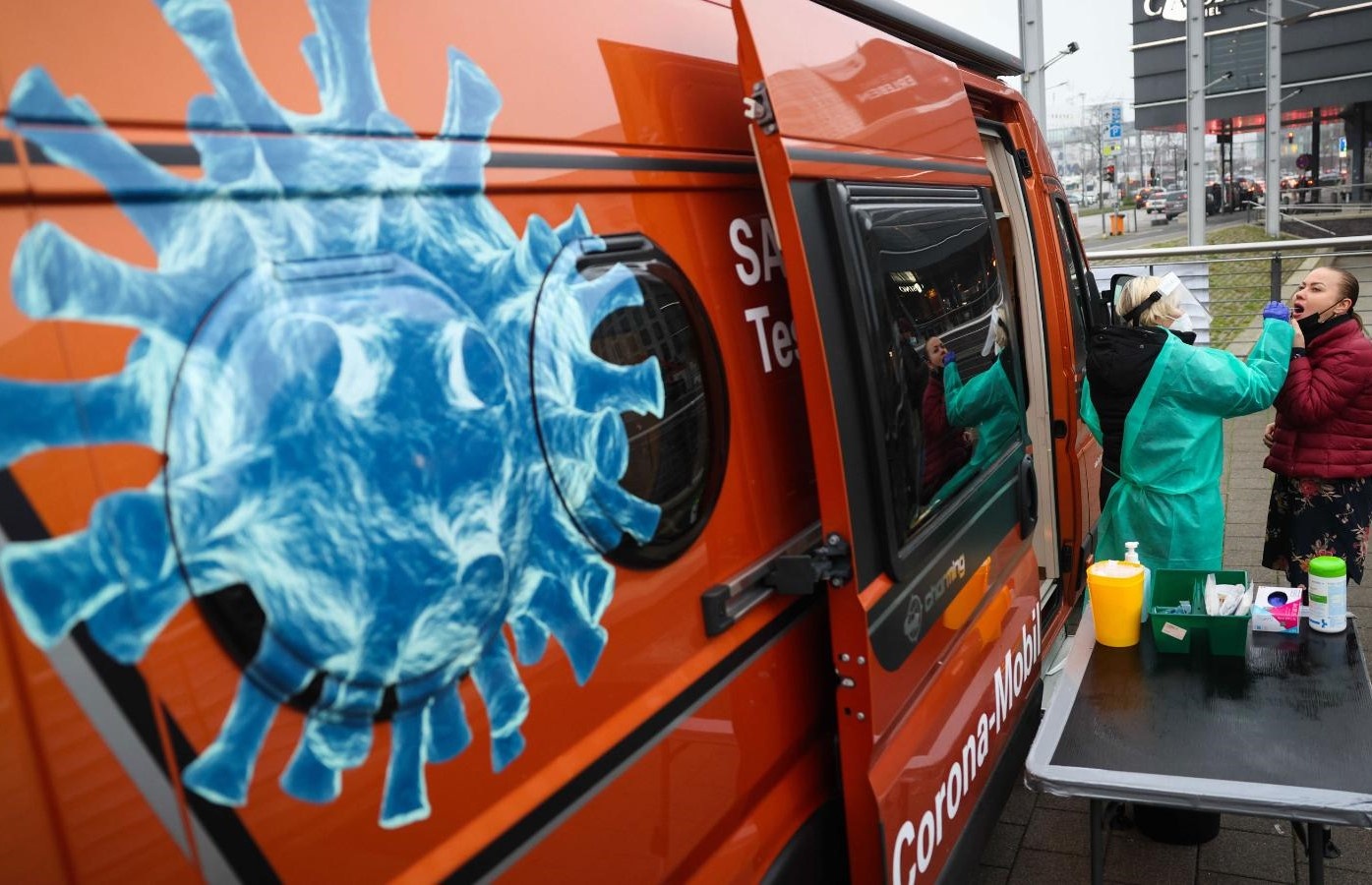 Chau Au rao riet dung hang rao phong ve truoc bien chung moi hinh anh