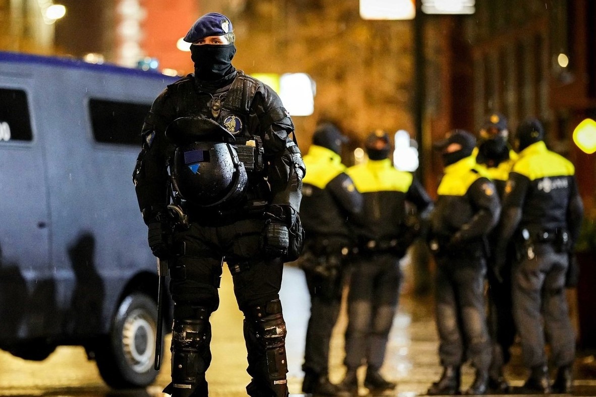 Ha Lan tai phong toa giua luc xuat hien ca nghi nhiem bien chung moi hinh anh