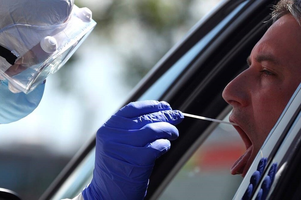 Gan mot trieu nguoi Duc dang mac Covid-19 hinh anh