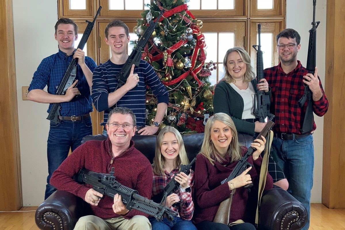 Nghi si My bi len an vi mung Giang sinh bang anh sung dan hinh anh