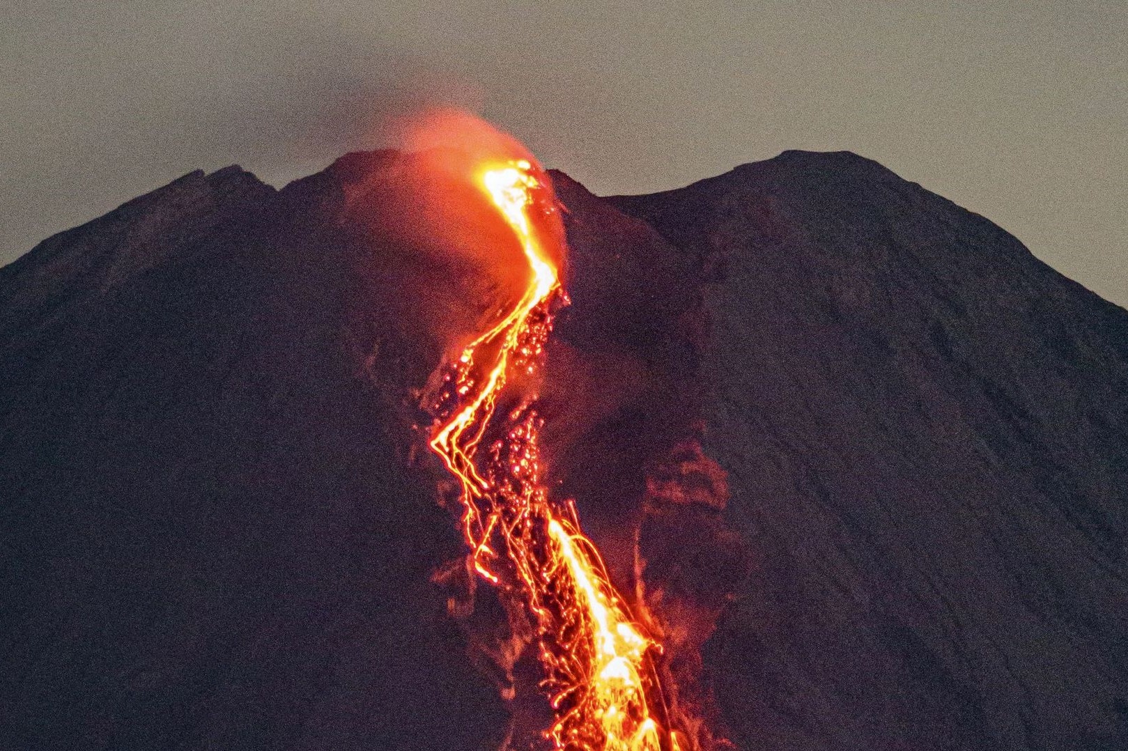 Nui lua phun trao o Indonesia lam 13 nguoi chet hinh anh