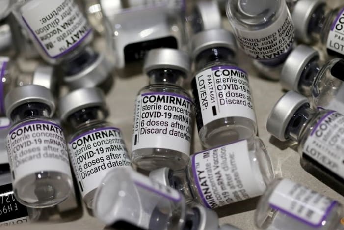 Vaccine doi pho voi bien chung Omicron co the ra mat nam sau hinh anh